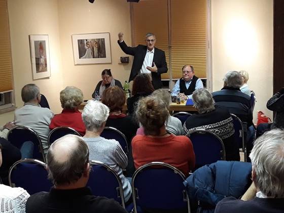 Bernd Riexinger spricht zu den Anwesenden